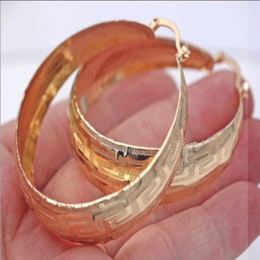 NEW 18K Gold Finish Design Hoop Earrings - Picture 4 of 4